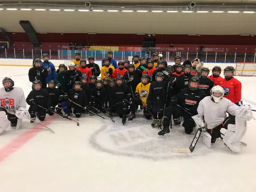 Tre grupper med spelsugna hockeyspelare!