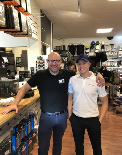 J18 s kapten Pelle Ringström hälsar på i MTs butik i Saltsjö-Boo och tackar Dan Tehlin för fortsatt samarbete.