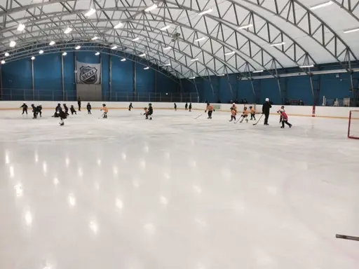 Till vänster A-hallen och till höger B-hallen