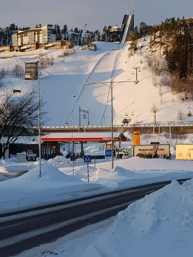 Hamnpromenaden runt Fjällräven Center - Hockeytradition inifrån "Rävlyan" - Hoppbacken mitt i stan redo - Supporterklubben laddar på Elite Hotel