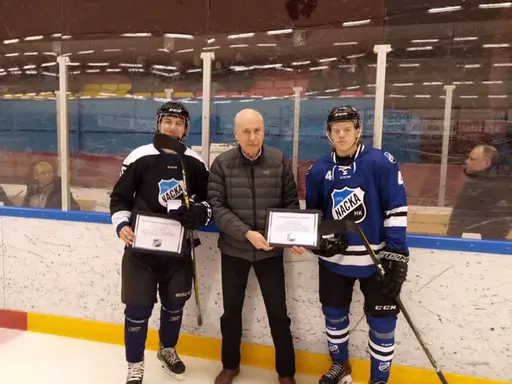 Leif Halvorsen delade ut utmärkelserna till Lasse Thorell och Hannes Unneberg vars utmärkelse togs emot av J20:s lagkapten Adam Svensson.