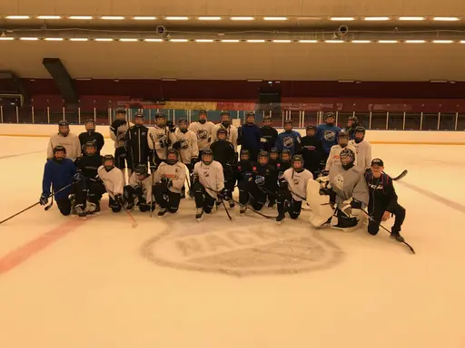 Tre grupper med spelsugna hockeyspelare!