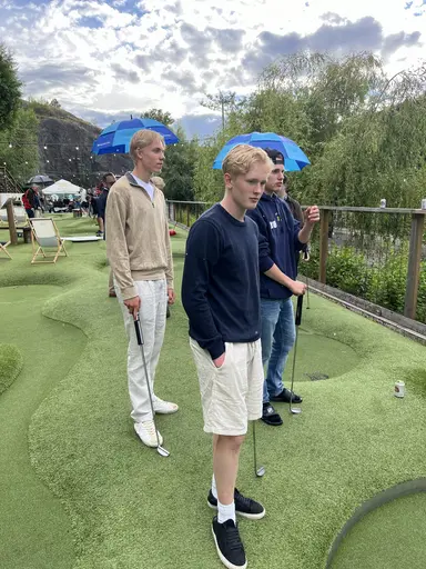 Vinnaren i minigolfturneringen 2024 Basse får sitt pris.