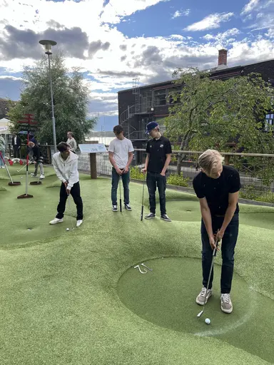 Vinnaren i minigolfturneringen 2024 Basse får sitt pris.