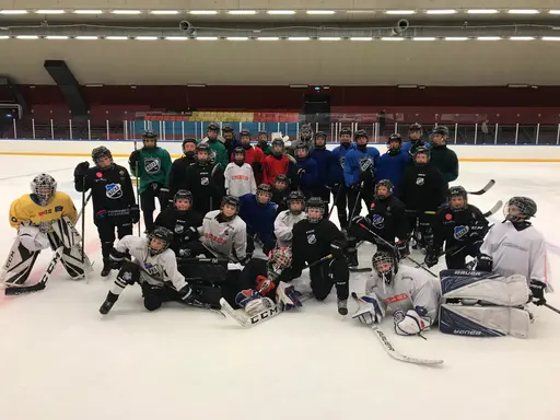 Tre grupper med spelsugna hockeyspelare!