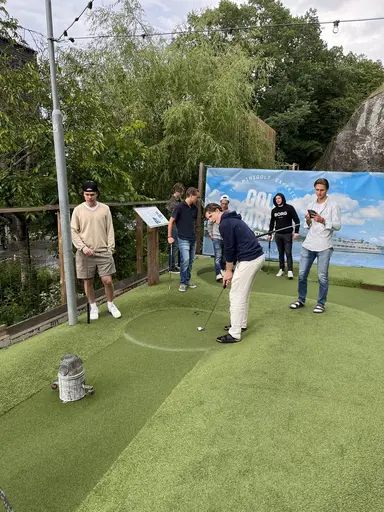 Vinnaren i minigolfturneringen 2024 Basse får sitt pris.