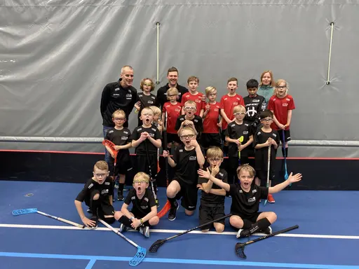 18 glada barn som precis spelat våffelcupen.
