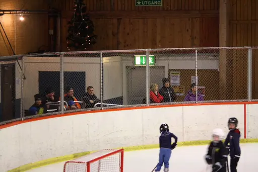 22/12 fick ÅIK:s ungdomar (ett 40-tal) träffa ÅIK:s hockeyambassadörer som spelar i i andra klubbar. I blickpunkten förstås Sebastian Ohlsson Skellefteå AIK:s SHL-lag