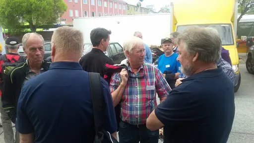 2016 års återvändare samlade vid "Killes" inför busstur till Gafselebygdegård och fikastund. 18:00 middag på Kulturhuset.