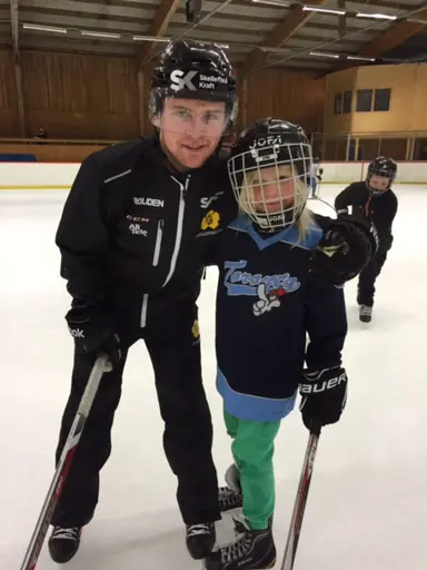 22/12 fick ÅIK:s ungdomar (ett 40-tal) träffa ÅIK:s hockeyambassadörer som spelar i i andra klubbar. I blickpunkten förstås Sebastian Ohlsson Skellefteå AIK:s SHL-lag