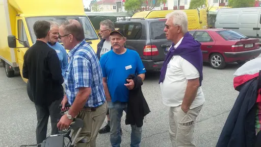 2016 års återvändare samlade vid "Killes" inför busstur till Gafselebygdegård och fikastund. 18:00 middag på Kulturhuset.