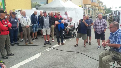 2016 års återvändare samlade vid "Killes" inför busstur till Gafselebygdegård och fikastund. 18:00 middag på Kulturhuset.