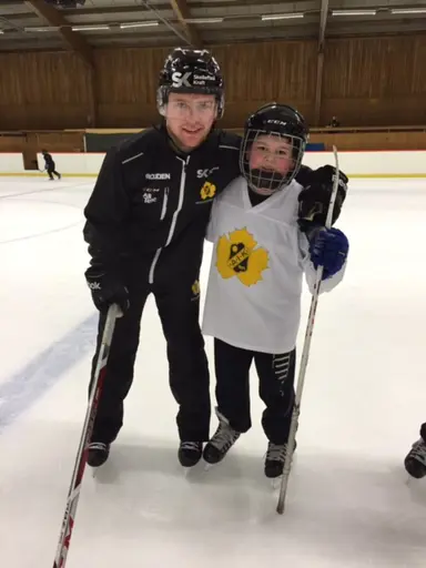 22/12 fick ÅIK:s ungdomar (ett 40-tal) träffa ÅIK:s hockeyambassadörer som spelar i i andra klubbar. I blickpunkten förstås Sebastian Ohlsson Skellefteå AIK:s SHL-lag