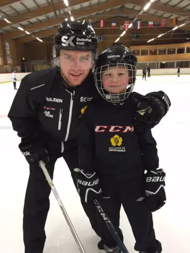 22/12 fick ÅIK:s ungdomar (ett 40-tal) träffa ÅIK:s hockeyambassadörer som spelar i i andra klubbar. I blickpunkten förstås Sebastian Ohlsson Skellefteå AIK:s SHL-lag