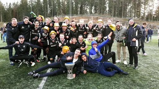 Stor glädje efter segern i sista matchen. Seriesegern kom på hemmaplan, Kronängs arena.