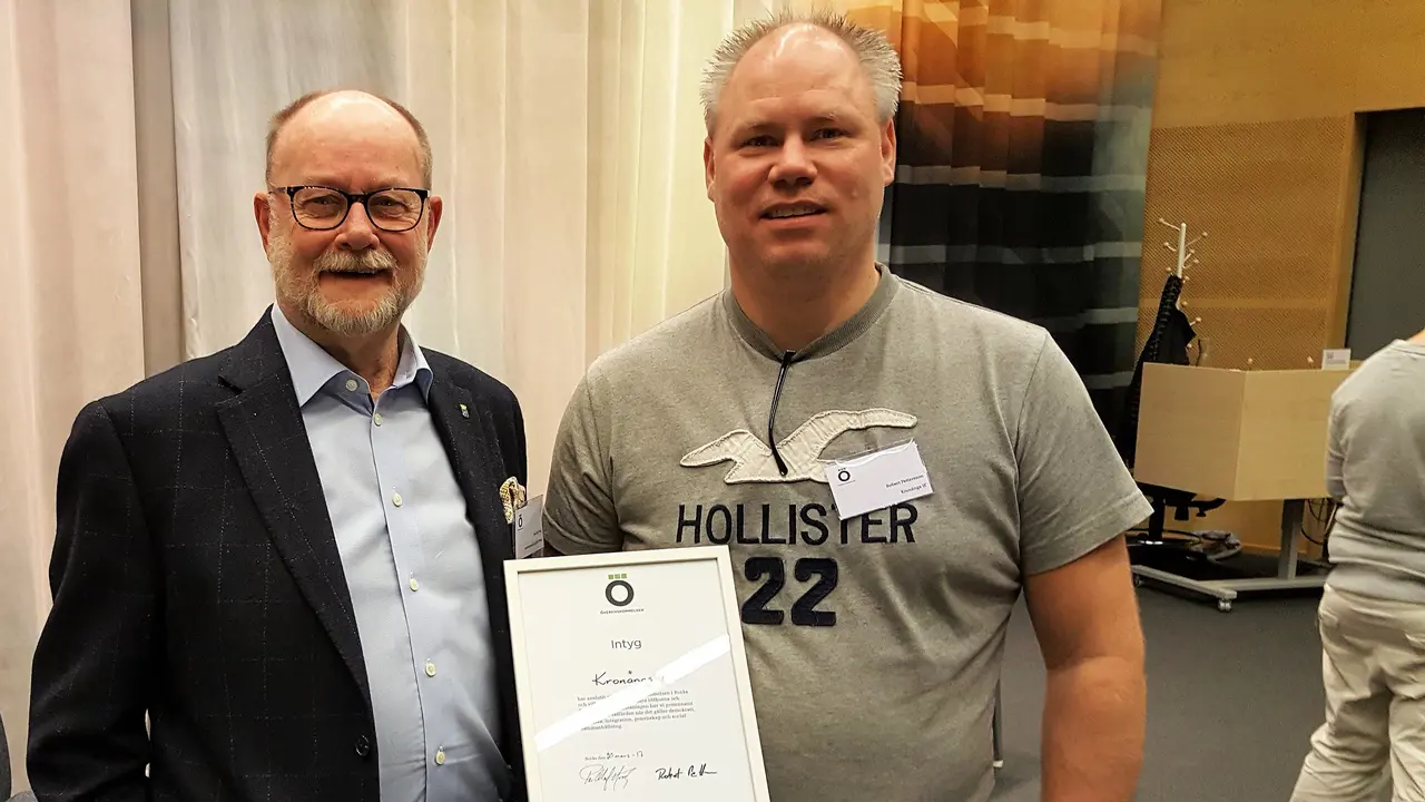En stolt vice ordförande tillsammans med Per-Olof Höög och ett signerat diplom