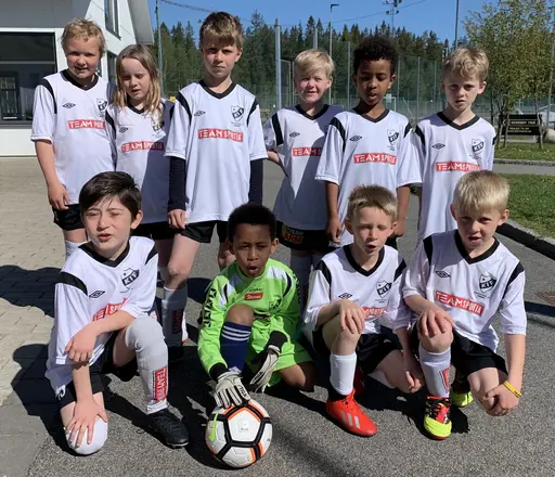 Kronängs IF P11 Svart och Kronängs IF P11 Vit innan avfärd mot Kransmossen.