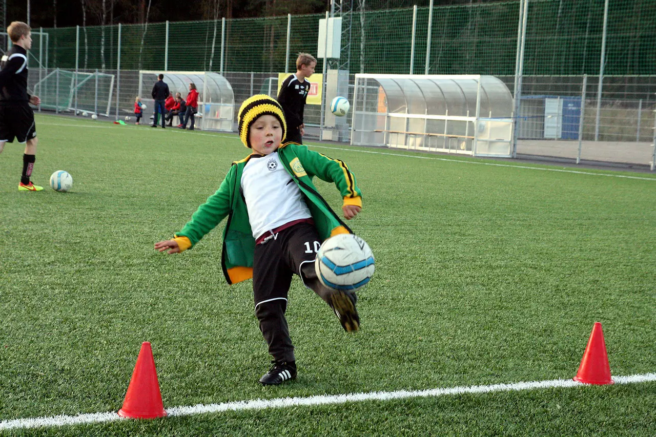 Se sån stil han har! En av grabbarna i fotbollsskolan 2014 visar vad han lärt sig.
