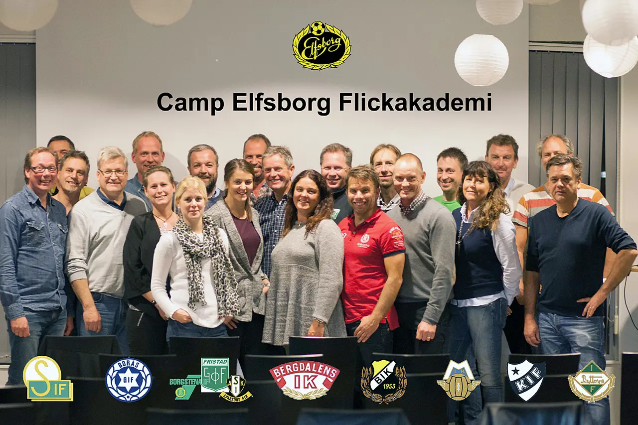 Representanter för klubbarna som nu ska samarbeta för att lyfta flick- och damfotbollen i Boråsområdet. Kronäng är representerat av Ronny Svensson (i blå tröja) längst till höger.