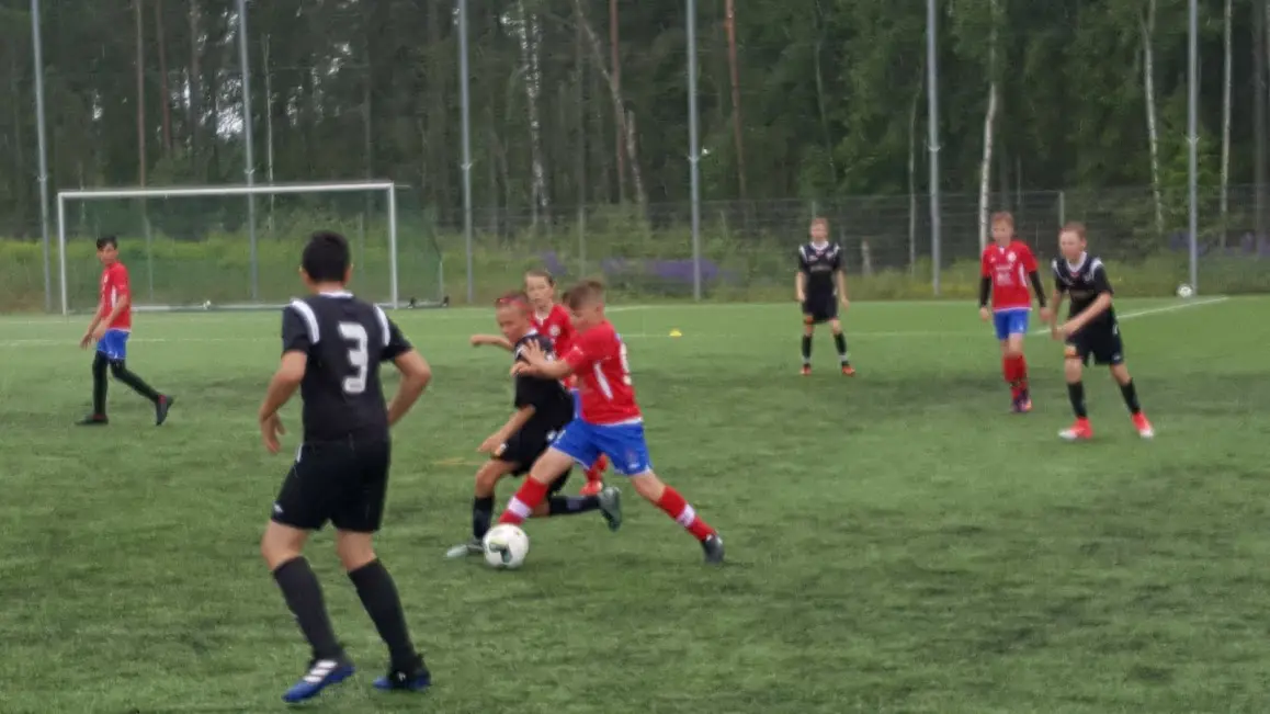 Matchen mot Kinna blev en het och tuff drabbning i regnet.