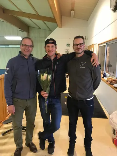 t.v Årets Medlem Erik Sörensen, t.h Årets Tränare Adam Vegelius