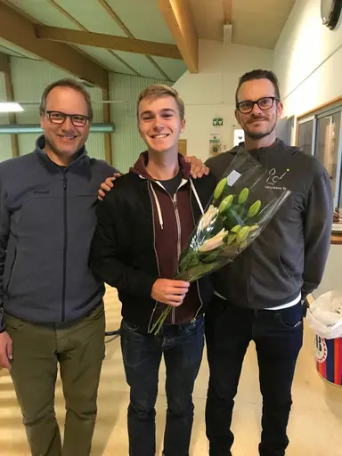 t.v Årets Medlem Erik Sörensen, t.h Årets Tränare Adam Vegelius