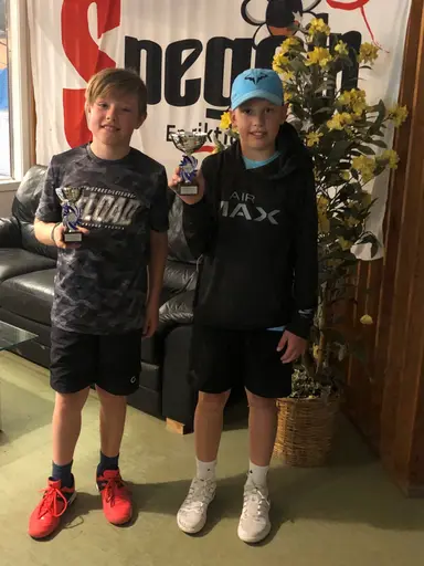 Glada pristagare, Meja Lüddeckens och Jacob Williams (i keps).