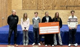 Våra ungdomstränare med prischecken från Sparbanksstifelsen