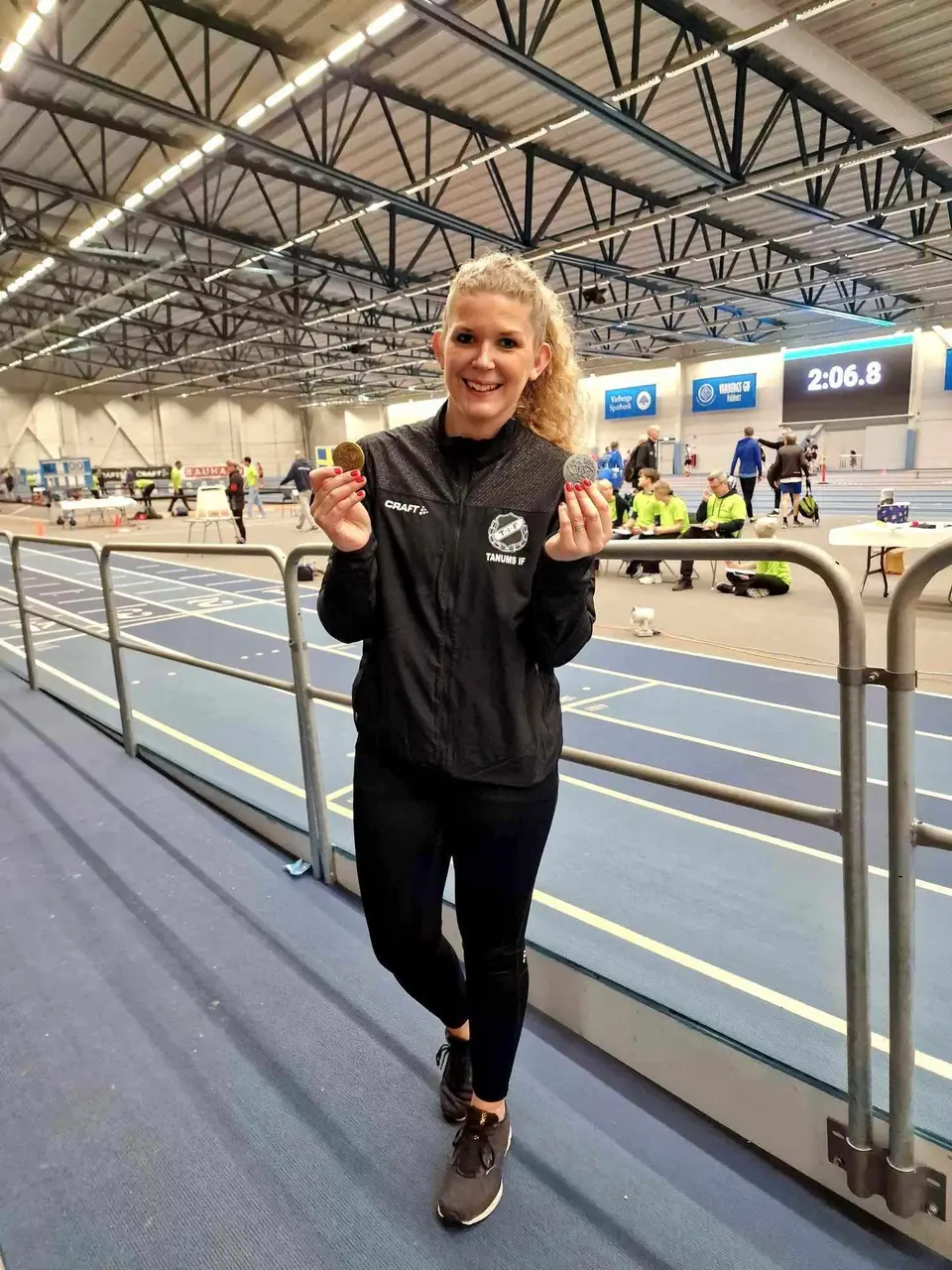Elin Jarenfors, tränare för Friidrott senior, med sina medaljer från SM 2024