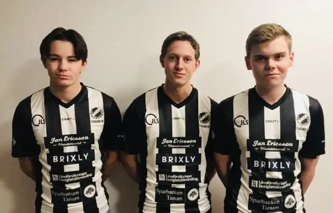 Daniel Söderlund, Eric Johansson och Jacob Landgren i den svartvita matchtröjan.