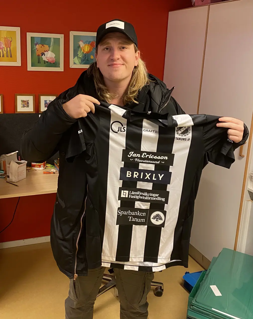 Sebastian Eliasson håller upp TIF:s svartvita matchtröja