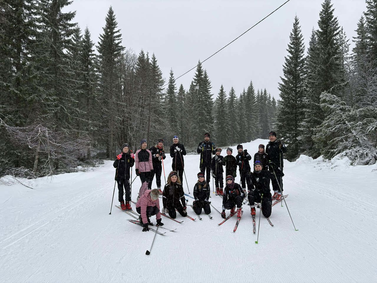 Hela gänget, med extraperson i form av våra gamla Äsperedsåkare Mira Perlerot Göransson, numer elitsatsade, som oxå var i Orsa och tog sig tid att stanna till och  hälsa på sin gamla klubb. 