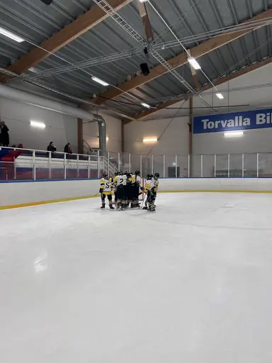 Grymma matcher i Värmdö i lördags , nu åker vi hem till ladan och tränar i för det sista poolspelet den 18 dec Forza Flempan .