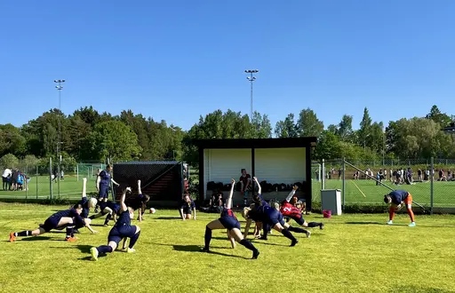 Taggade tjejer för match på naturgräs, Sara F tillbaka i målet och A-K får spela ute!