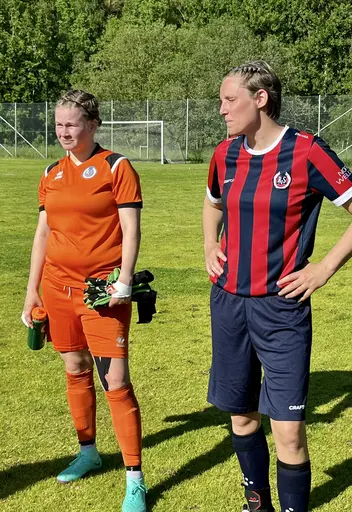 Taggade tjejer för match på naturgräs, Sara F tillbaka i målet och A-K får spela ute!