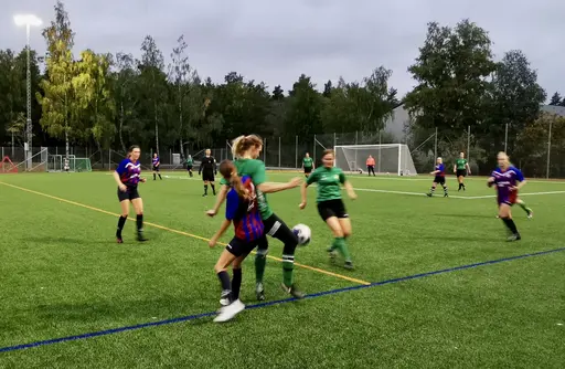 Glad 2 målsskytt, Elin i tuff kamp med både större och äldre motståndare