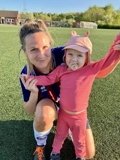 Det är inte alla målvakter som har egen frisör, Jennies fan club var på plats och firade 0-1