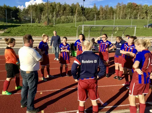 Sista instruktionerna innan matchstart på Kungsängens fina anläggning
