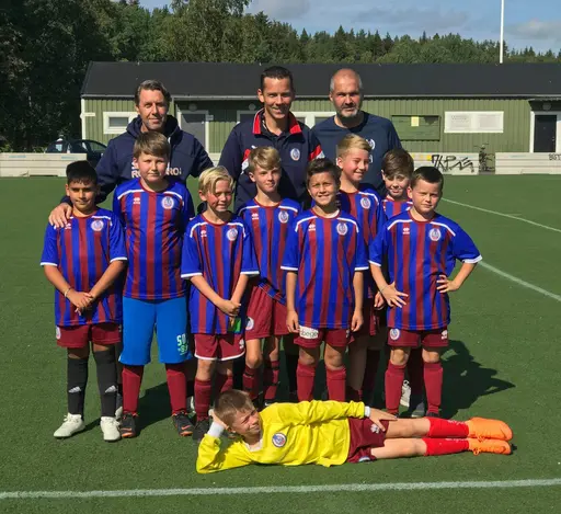 Glada och trötta Rotebro- spelare efter säsongspremiären i S:t- Erikscupen.