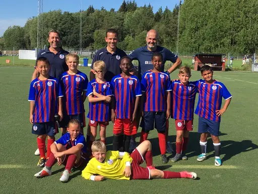 Glada och trötta Rotebro- spelare efter säsongspremiären i S:t- Erikscupen.