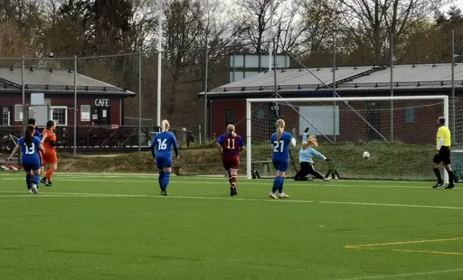 Linda glad 2-målsskytt, Sara visar vägen genom att säkert sätta straffen till 1-0