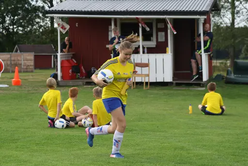Full fart med uppvärmning och sen fotbollsbrännboll