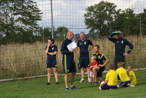 Full fart med uppvärmning och sen fotbollsbrännboll