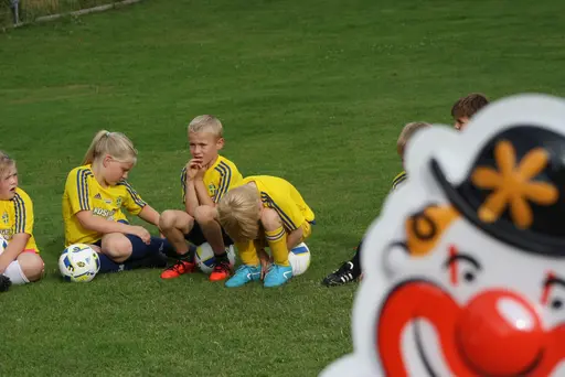 Full fart med uppvärmning och sen fotbollsbrännboll
