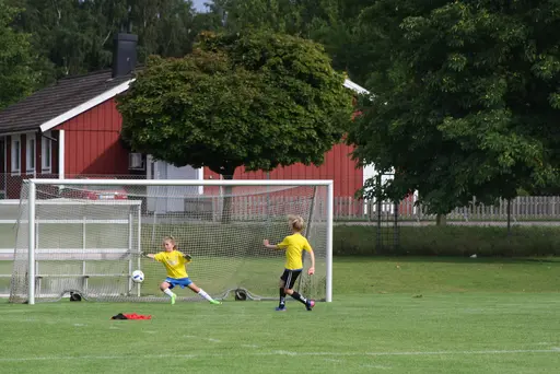 Full fart med uppvärmning och sen fotbollsbrännboll
