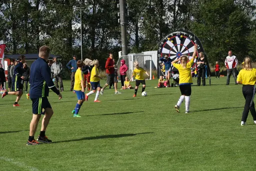 Söndagen avslutades med matcher för alla lagen blandat med "ösregn" och prisutdelning!