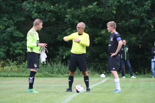 Ett Ax-plock av matchbilder signerat "sportchefen, Hossein och Chippen!