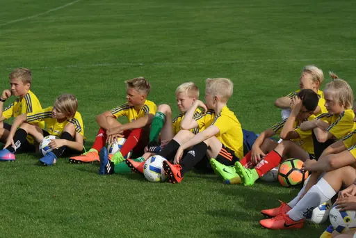 Full fart med uppvärmning och sen fotbollsbrännboll