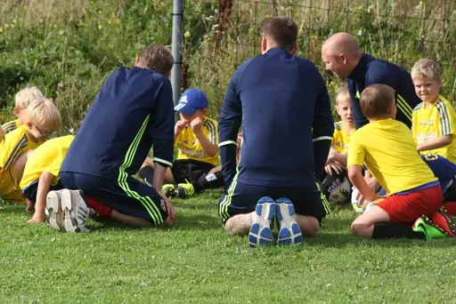 Full fart med uppvärmning och sen fotbollsbrännboll