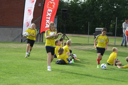 Full fart med uppvärmning och sen fotbollsbrännboll